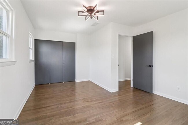 Building Photo - 2219 Lisa Dr SE