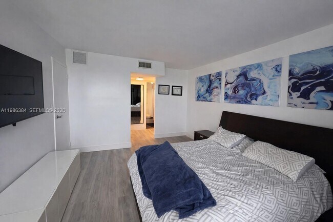 Building Photo - 3675 N Country Club Dr