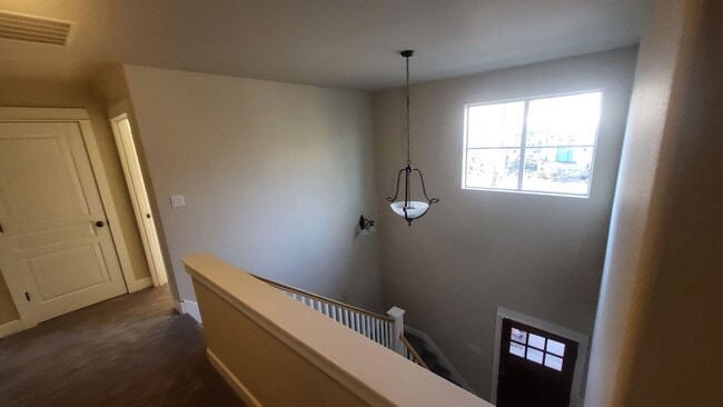 Building Photo - SE Bend 3 bed 2.5 bath Plus BONUS-Fenced