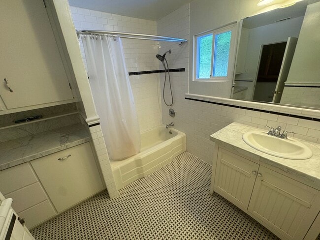 Building Photo - 3 dwelling property located in Rio Linda
