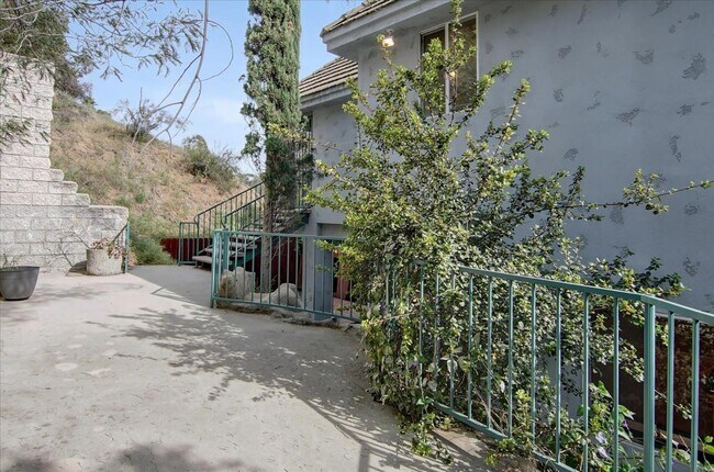 Building Photo - 8527 Wonderland Ave