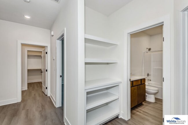 Building Photo - 3 bed, 2 bath patio home