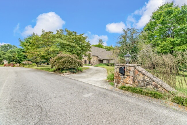 Building Photo - 2016 Rivergate Dr