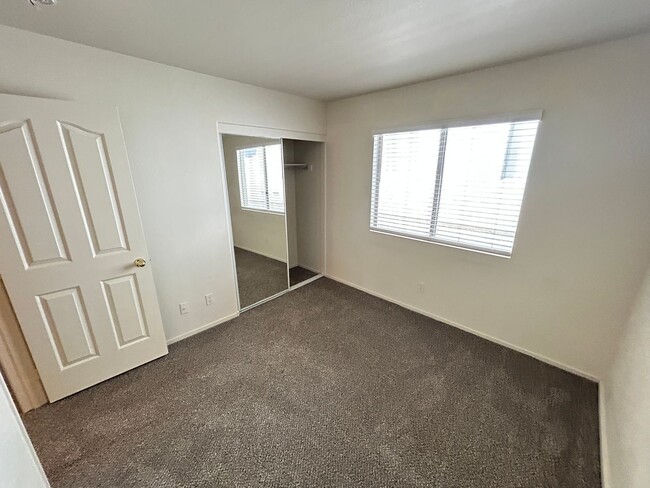 Building Photo - Cozy 3Bed/2Bath/2Car Residence located in beautiful Summerlin!