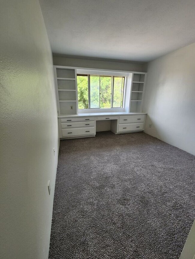 Building Photo - SPACIOUS 3BR / 2BA unit with Covered Parki...