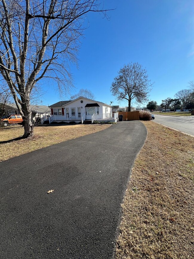 Building Photo - Beautiful 3bd 2 bath by the Water