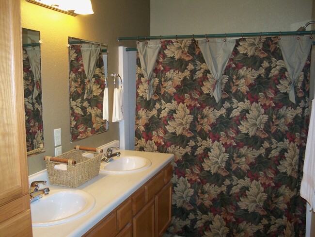 Building Photo - 4 BED | 3 BATH | TRI-LEVEL | DOUBLE GARAGE...