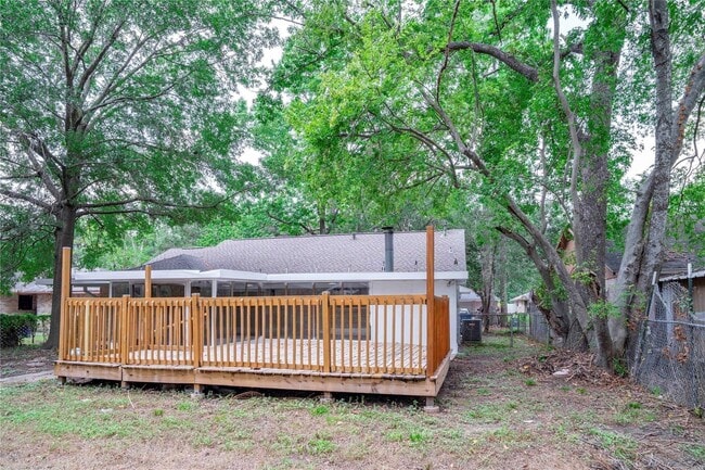 Building Photo - 9214 Woodland Oaks Dr