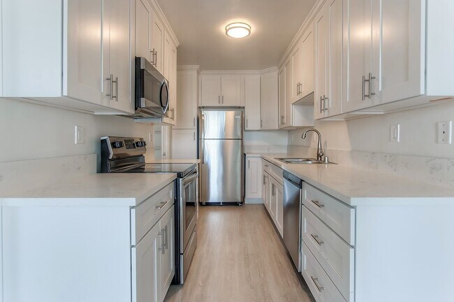 1+1 (Layout A) - 125 N Barrington Ave