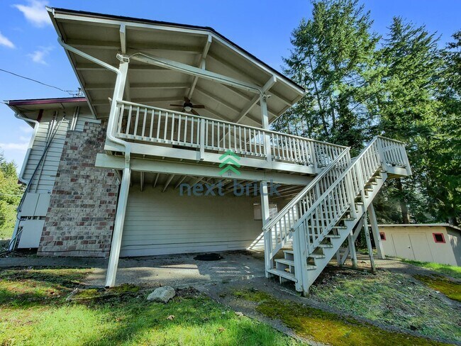 Building Photo - 5 Bed and 3 Bath Single-family Home Availa...