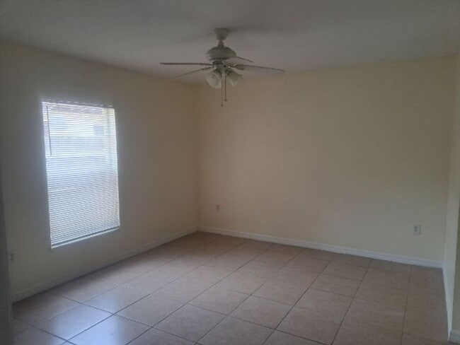 Building Photo - ANNUAL RENTAL 2/1  Available now!