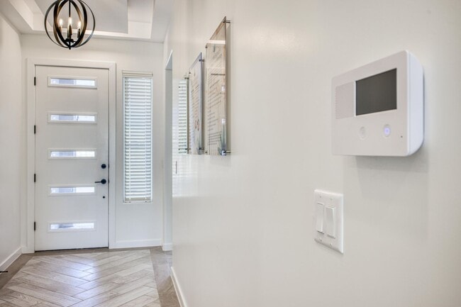 Building Photo - Beautiful East side House 4 bed-2.5 baths, part of The Overlook Casa Club that includes Swimming ...