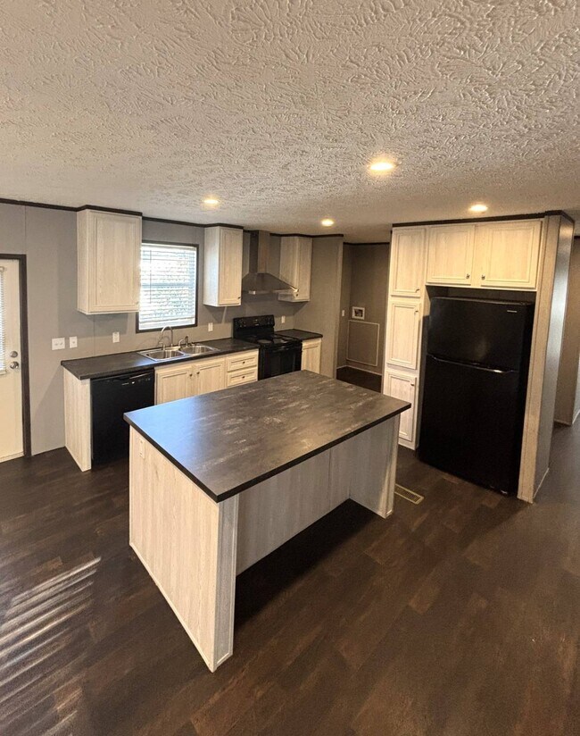 Building Photo - 3150 Plateau Dr