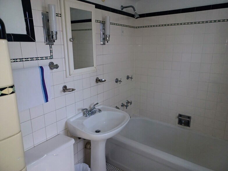 Building Photo - 3037 S 38th St