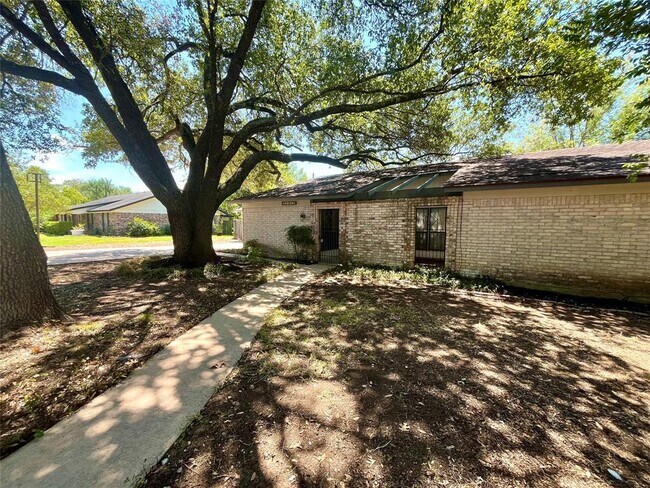 Building Photo - 2307 Monarch Dr