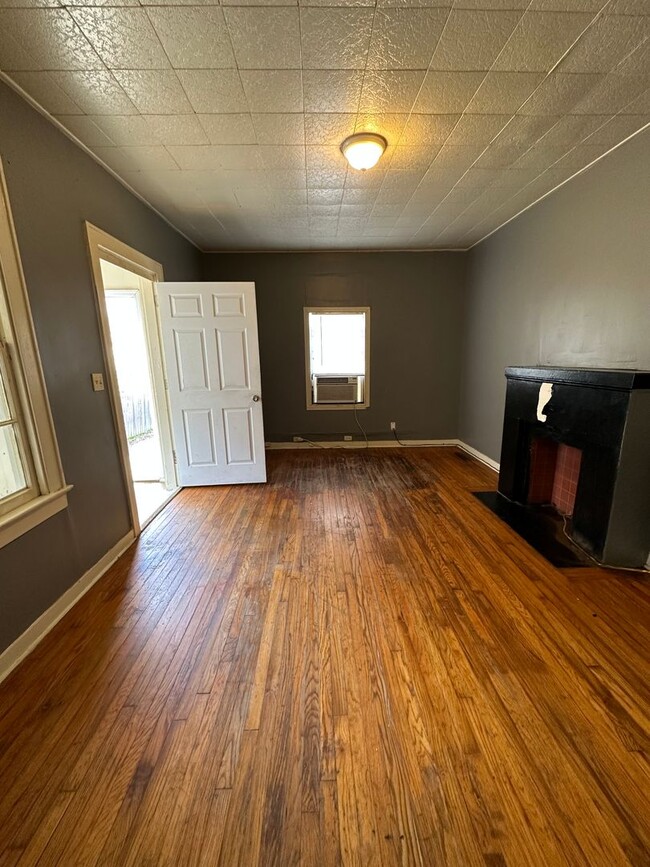 Building Photo - Charming 1-Bedroom Duplex in Historic High...