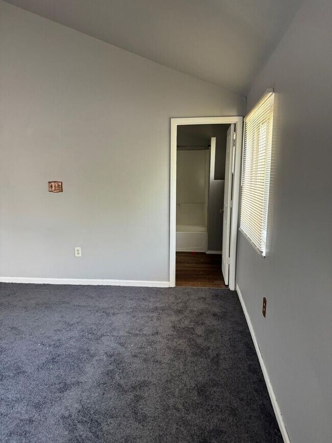 Building Photo - Detached Garage- 2 bathrooms - Section 8 Accepted !