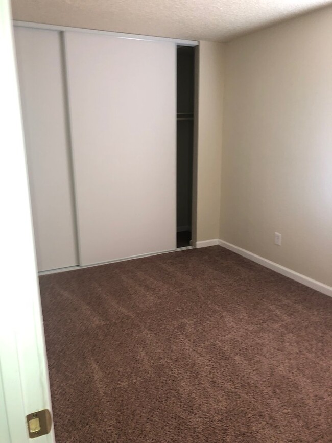 Building Photo - Adelanto Family Neighborhood! $2,100 3 Bed...