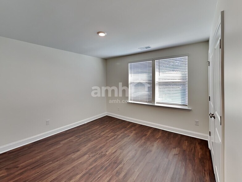 Building Photo - 566 Rivermist Dr