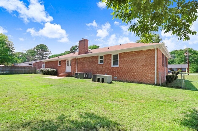 Building Photo - 302 Cedar Rd