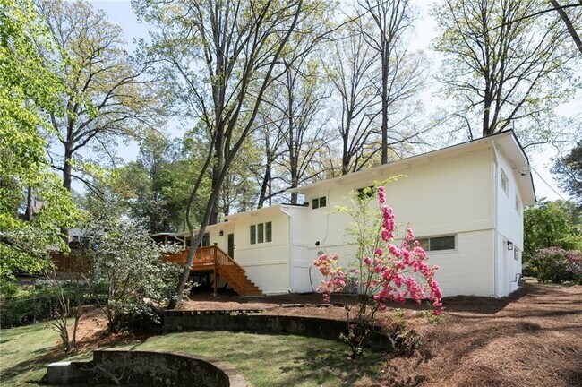 Building Photo - 1690 Cotswold Dr NE