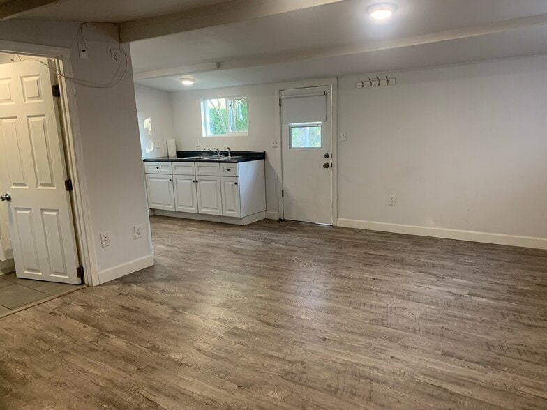 Building Photo - 5649 Stansbury Ave