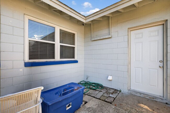 Building Photo - 3 Bedroom Home in Tavares with Large Fenced Backyard