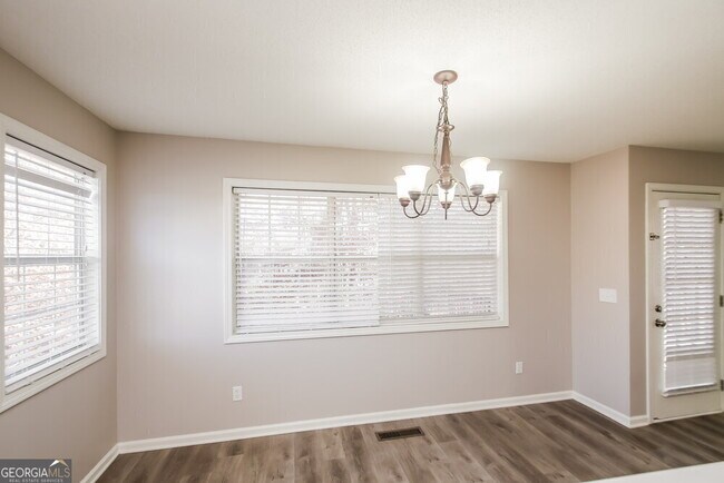 Building Photo - 1042 Whispering Woods Dr