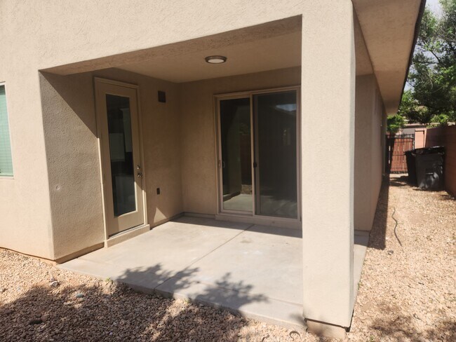 Building Photo - 945 N Slow Creek Ln