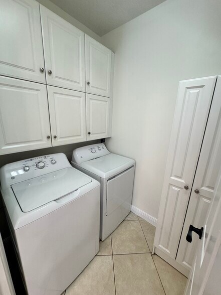 Laundry room - 898 University Blvd