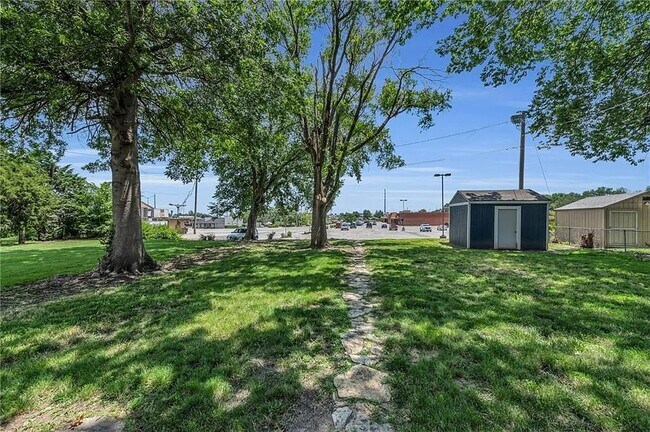 Building Photo - 114 N Emma St