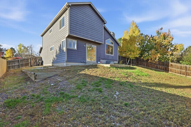 Building Photo - 3 bed 2 1/2 bath Split level home in Found...