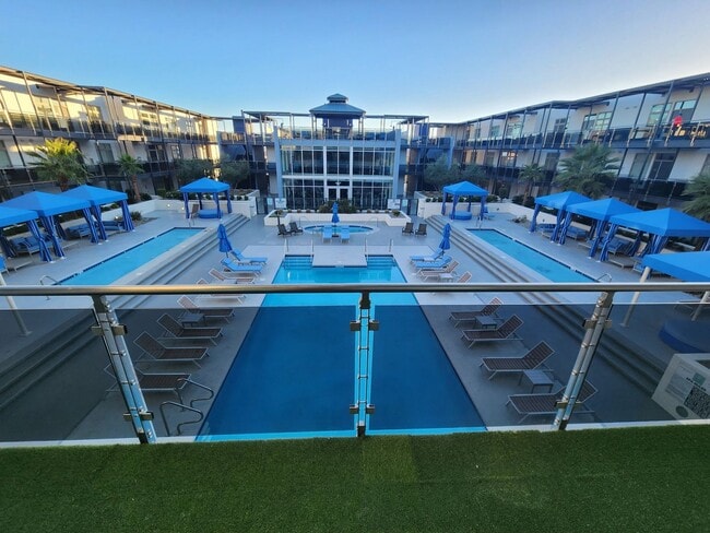 Building Photo - Exceptional Two Level 3 bedroom Condo in upscale Luxe Lofts