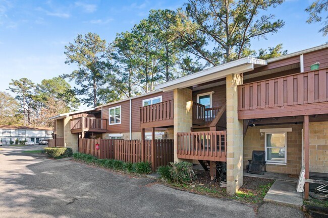 Building Photo - 2 Bed 1.5 Bath Condo
