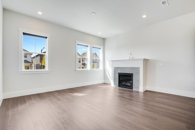 Building Photo - Beautiful New Build 4 Bed, 3 Bath Rental H...