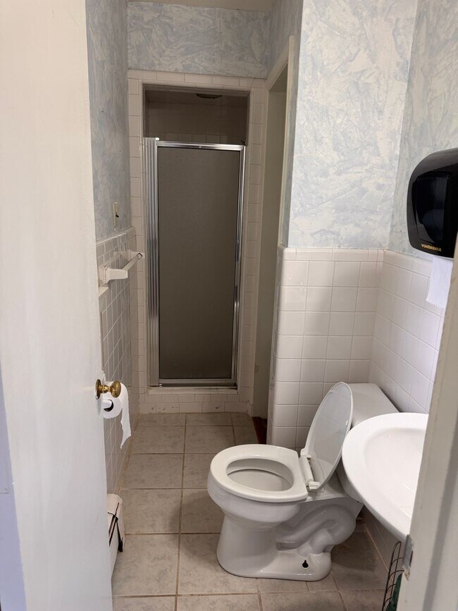 Building Photo - 5 Bedroom || 3 Bathroom Home with All Util...