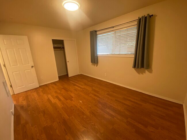 Building Photo - 749 NE 20th Pl