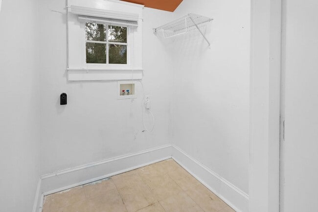 Building Photo - 2 Bed 2 Bath Home for Rent in Portsmouth