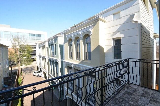 Building Photo - 1818 Binz St