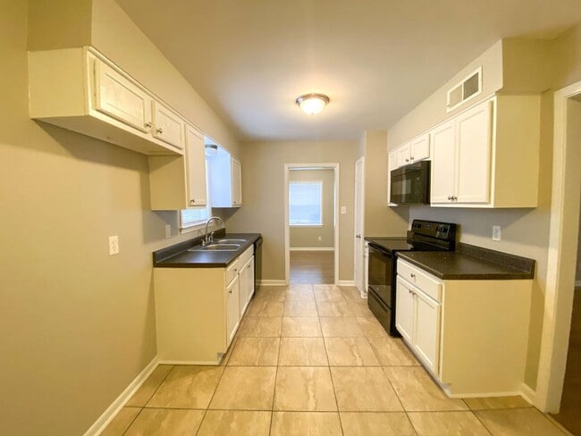 Building Photo - Large 3 bed, 2 bath home near Raines and I...