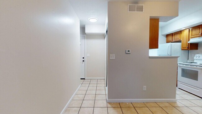 Building Photo - Elyria - updated 3 bed/1 bath townhouses for rent!