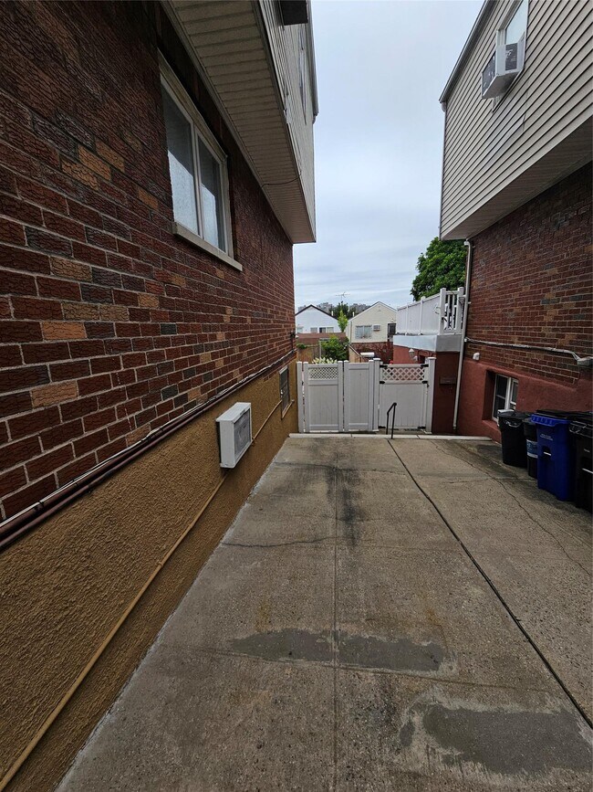 Building Photo - 2518 Tiemann Ave
