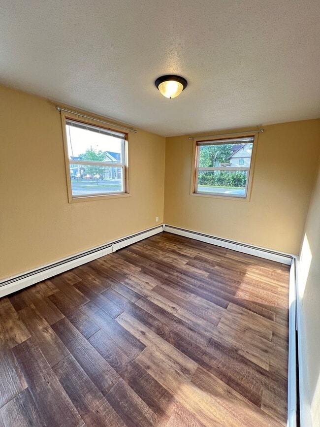 Building Photo - Renovated 2 Bedroom Apartment - AVAILABLE ...