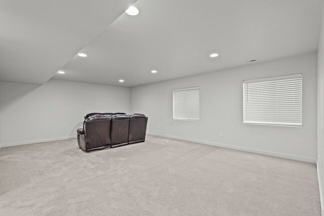 Building Photo - Beautiful 5 Bed / 3 Bath Single-Family Home in Lindon