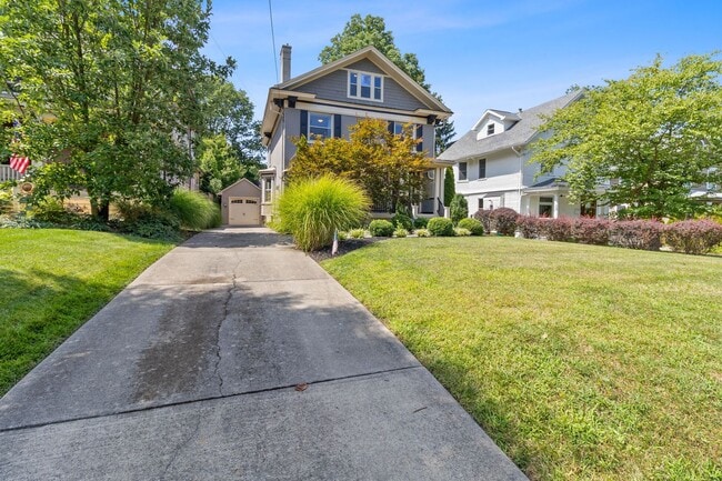 Building Photo - OAKLEY - Stunning executive tudor