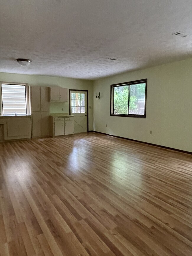 Building Photo - 170 Longview Dr