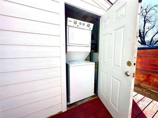 Building Photo - 3024 E 12th St