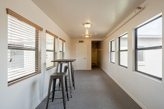 Building Photo - 928 E 6th St