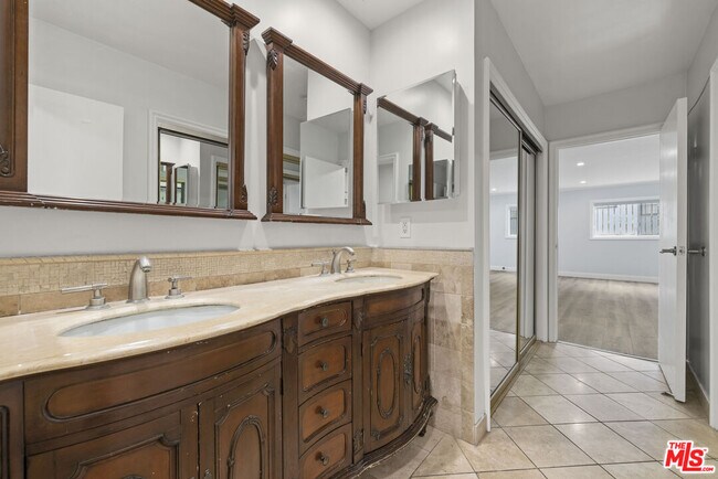Building Photo - 423 Rexford Dr