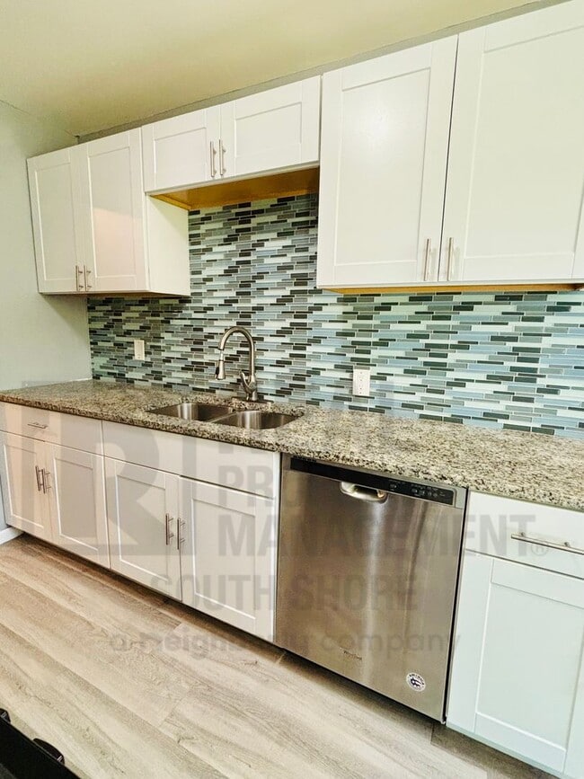 Building Photo - Remodeled 4 Bed/2 Bath Home w/ Garage & Large Backyard